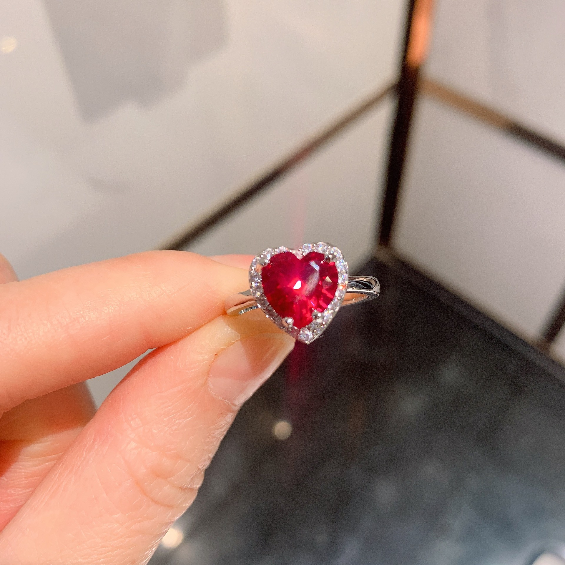 Bague en verre rouge
