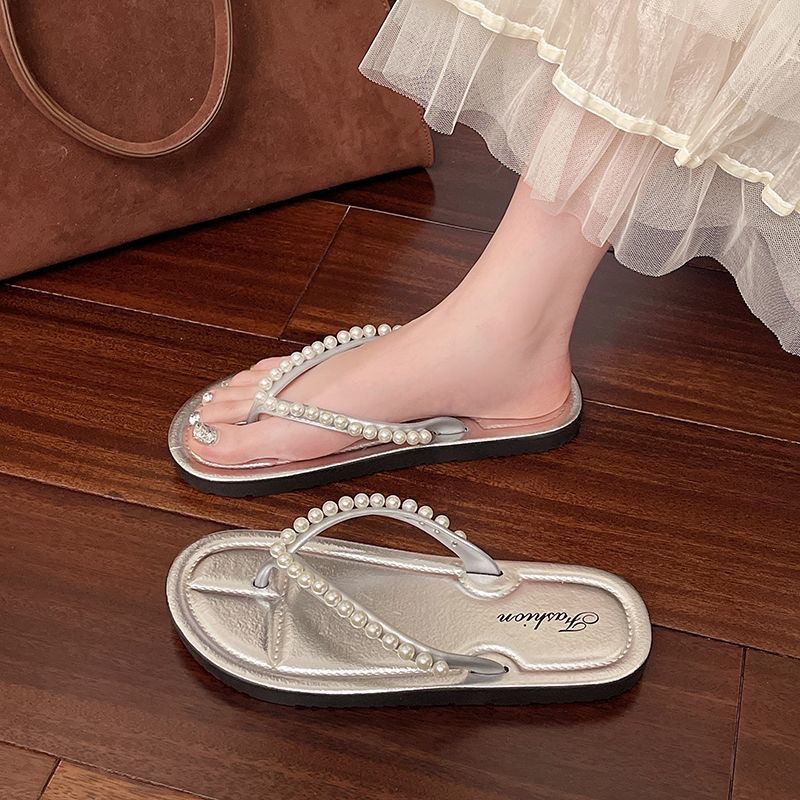 Tongs argentées avec perles