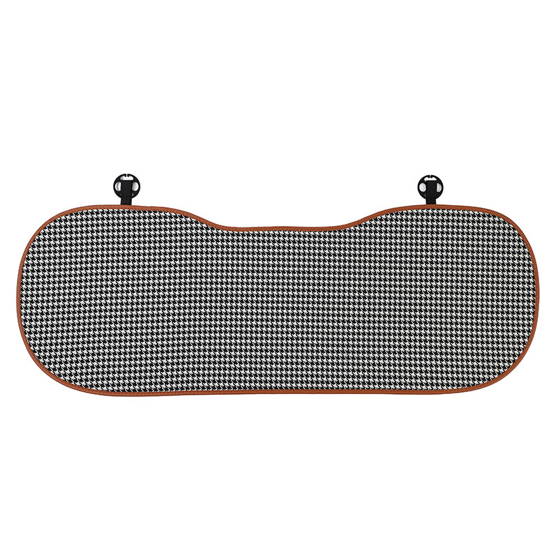 Coussins d'assise arrière en jacquard avec bordure marron.