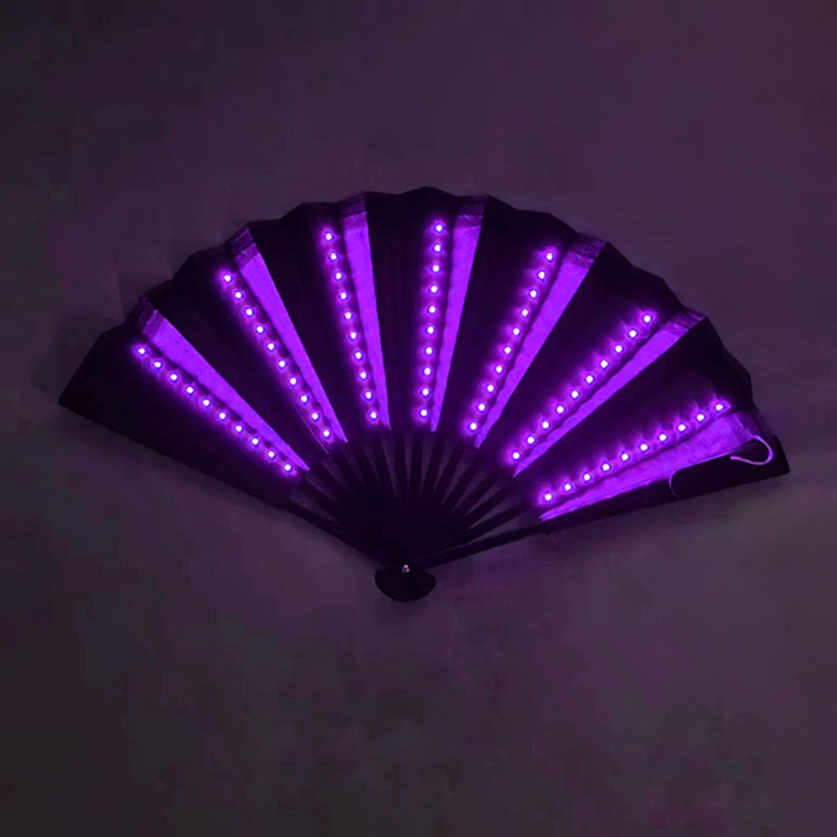 Ventilateurs noirs avec lumière violette