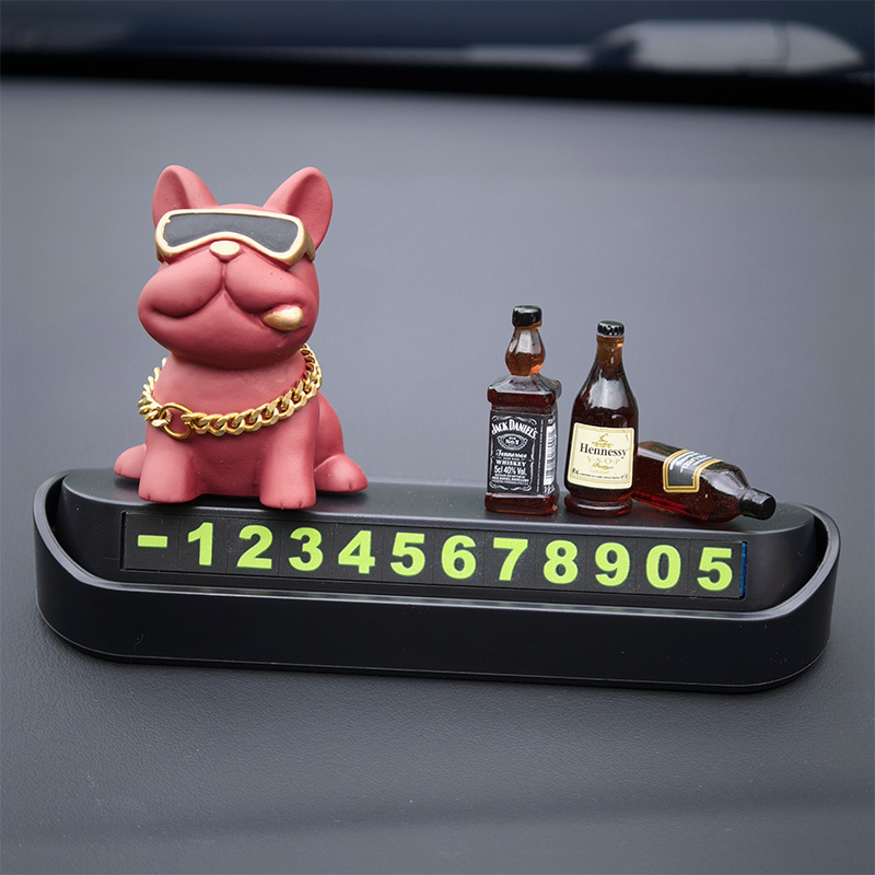 Bouledogue français rouge avec 3 bouteilles de vin - parking standard noir.