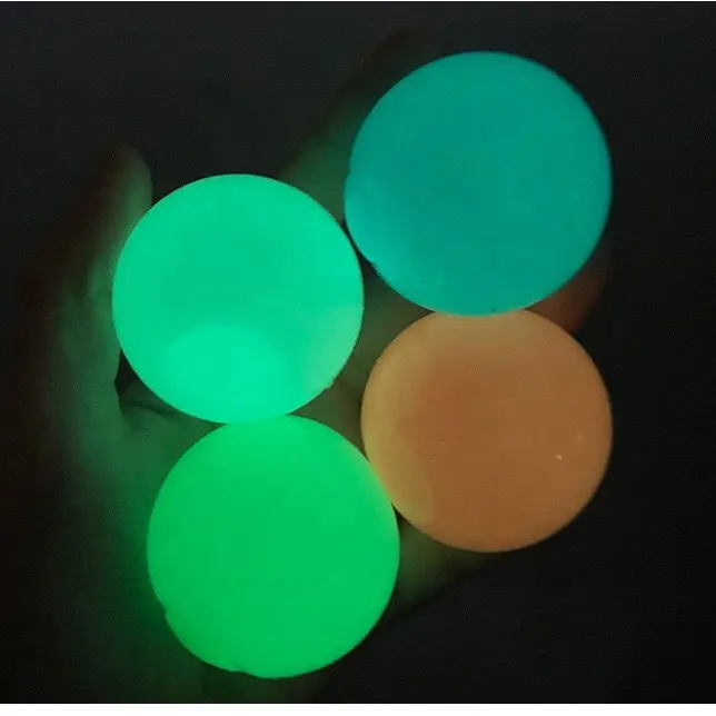 Le sfere appiccicose luminescenti del rilascio di pressione al Neon di vendita calda si illuminano nelle sfere appiccicose luminose scure della parete del soffitto