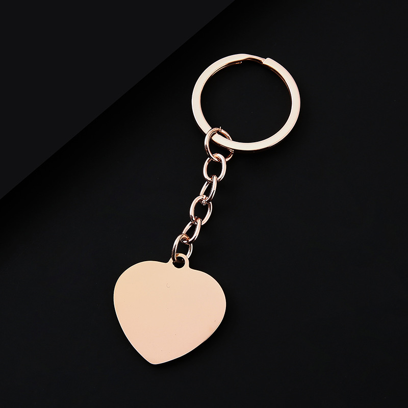 llavero en forma de corazón de oro rosa
