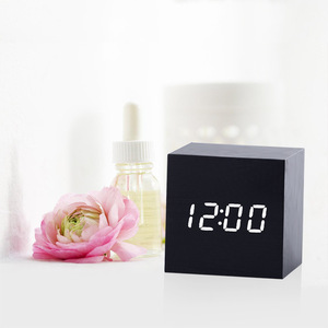 Despertador LED de madera Temperatura Reloj electrónico Control de sonidos Pantalla LED digital Calendario de escritorio Relojes de mesa inteligentes - Product Image 4