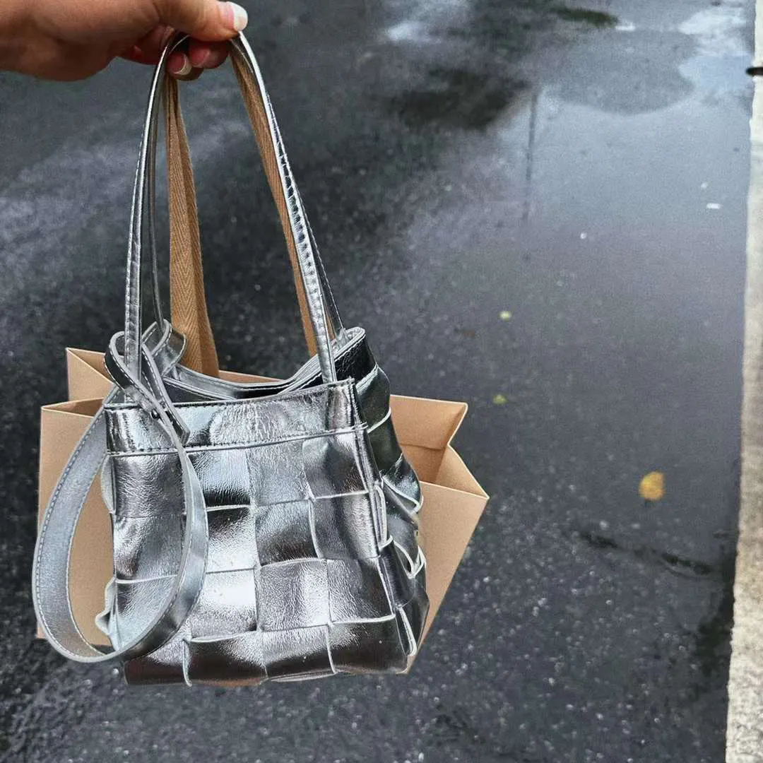 럭셔리 고품질 진짜 가죽 짠 가방 여성 2023 새로운 간단한 버킷 가방 휴대용 날개 핸드백 숄더백