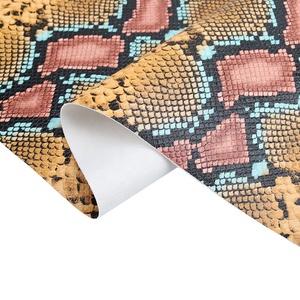 0,9 MM Python flor piel de serpiente estampado en relieve textura PU cuero Artificial para carteras bolsos tapicería fabricación