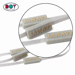 Nome de Marca por atacado Em Relevo Personalizado Logotipo <span class=keywords><strong>Tags</strong></span> Selo Plástico Bloqueios De Cordas de Cetim para o Vestuário