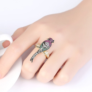 金メッキカラフルCZキュービックジルコンストーンかわいいラッキーオウム鳥の形ドロップイヤリング女性ファッションジュエリー