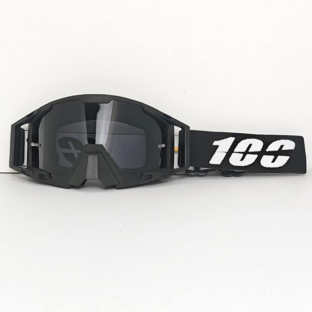 Lunettes noires à monture noire