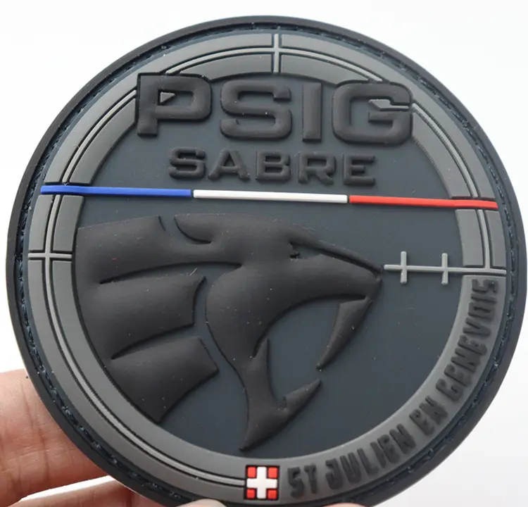 O logotipo de borracha macia do efeito 3D personalizado remendos emblemas do PVC com apoio do gancho e do laço