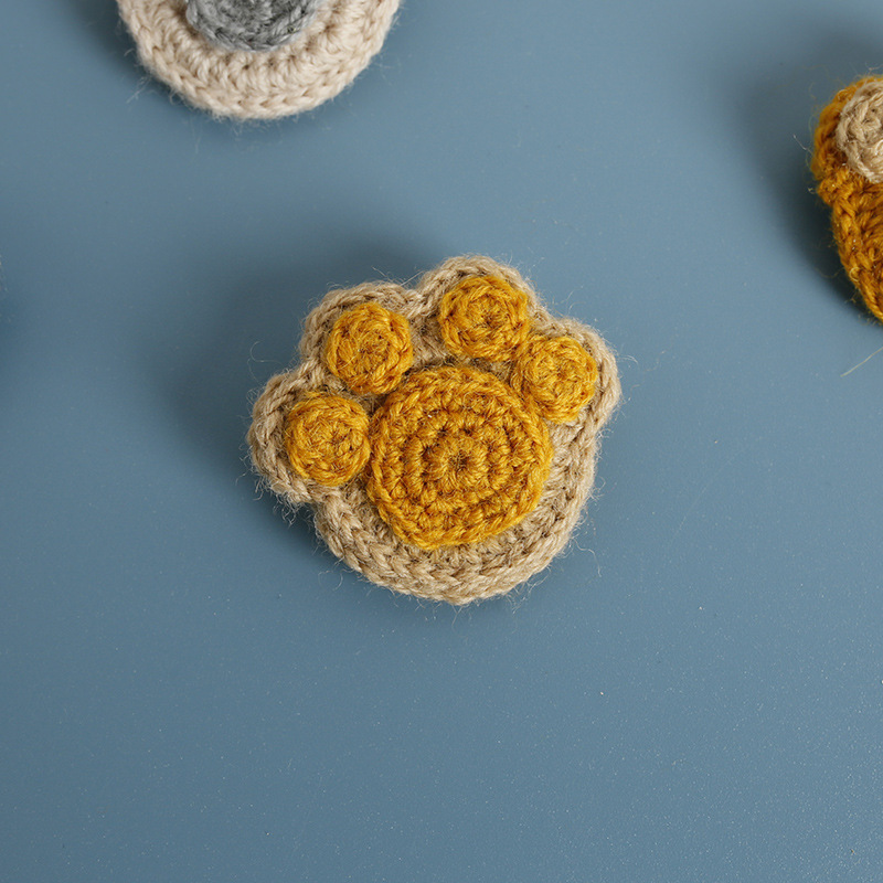 Broche patte d'ours marron clair