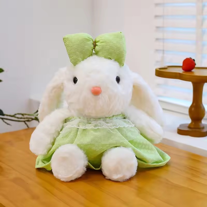 Falda verde con corona y adorno de conejito princesa con nudo de mariposa.