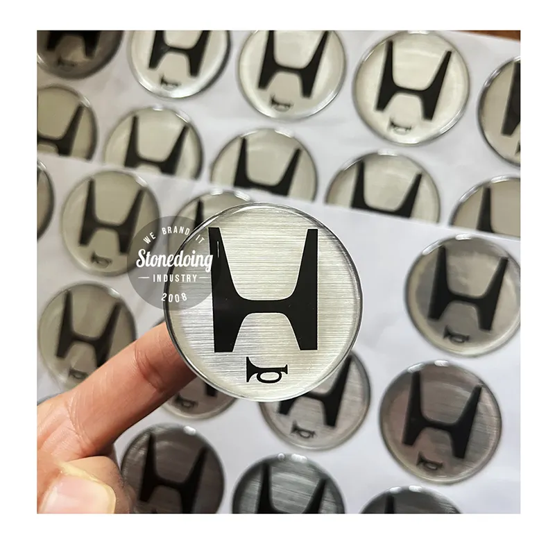 Autoadesivo di logo rialzato cupola 3d in resina epossidica impermeabile resistente ai raggi UV all'ingrosso personalizzato