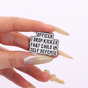 เข็มกลัดเคลือบข้อความยุติธรรมตลกฉันได้รับการปกป้องตัวเองกระเป๋าเป้สะพายหลังปกเครื่องประดับป้ายของขวัญสำหรับเพื่อน - Product Image 4