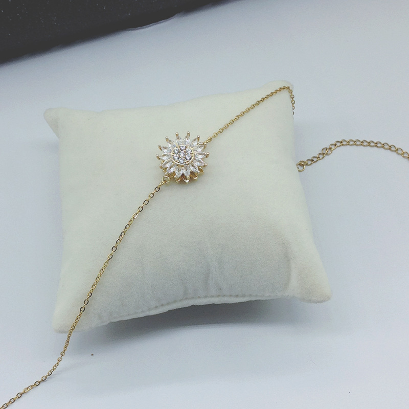 Un brazalete de estilo (oro)
