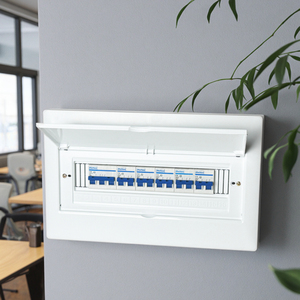 Ventas directas de fábrica Distribuidores de energía eléctrica de estilo simple Caja de distribución de plástico DB de 16 vías
