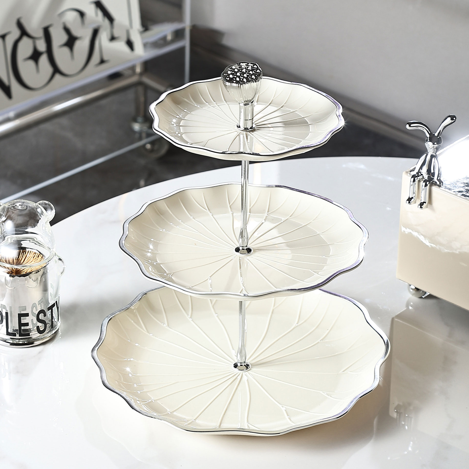 Assiette de fruits Lotus à bords argentés, blanc laiteux, grande à trois couches
