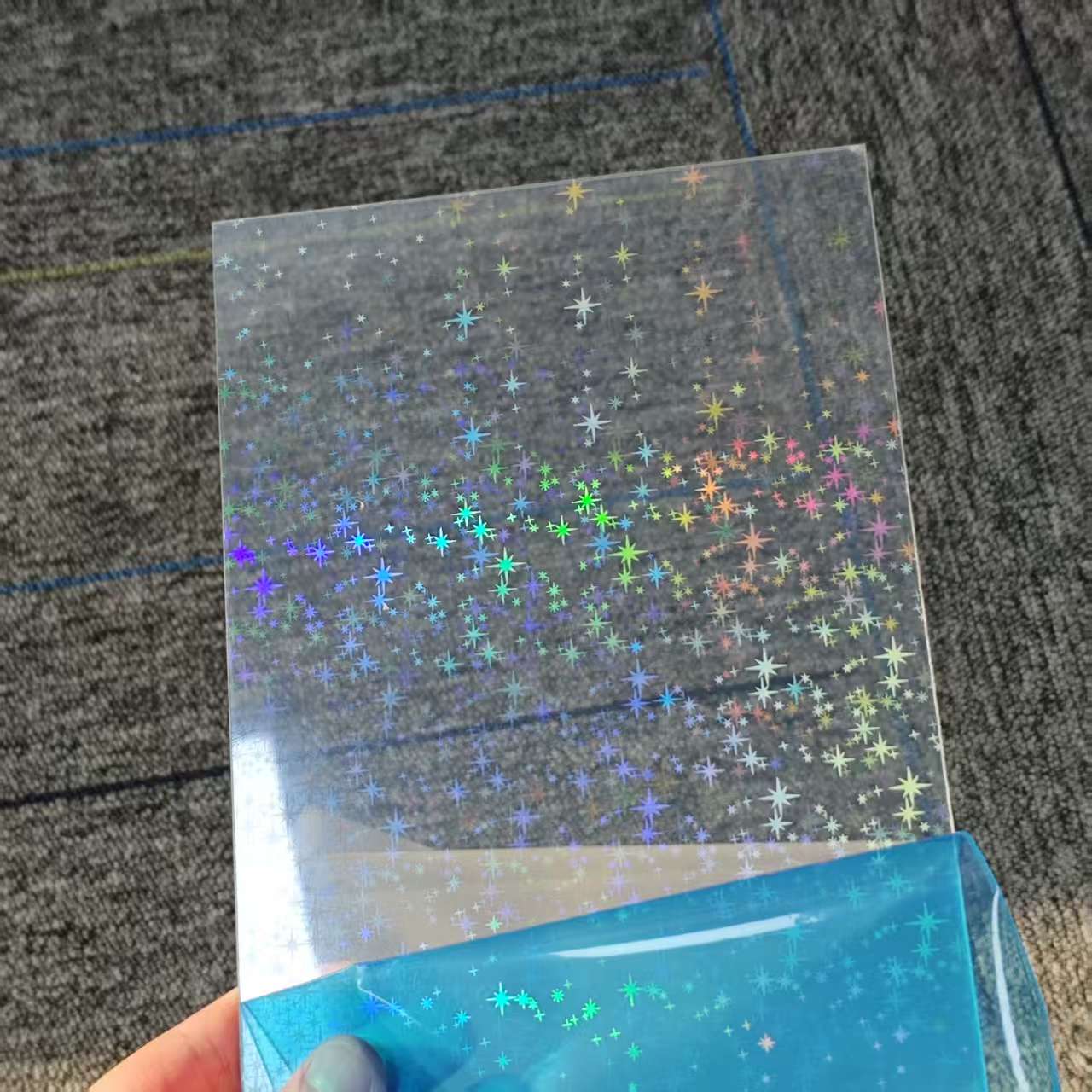 Verre irisé brisé