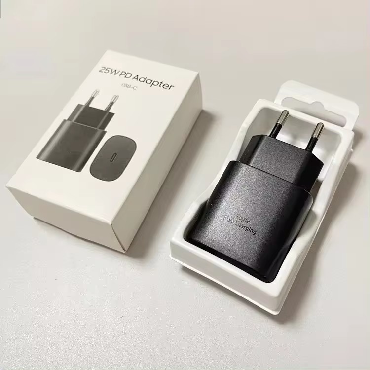 Enchufe europeo negro + caja de embalaje