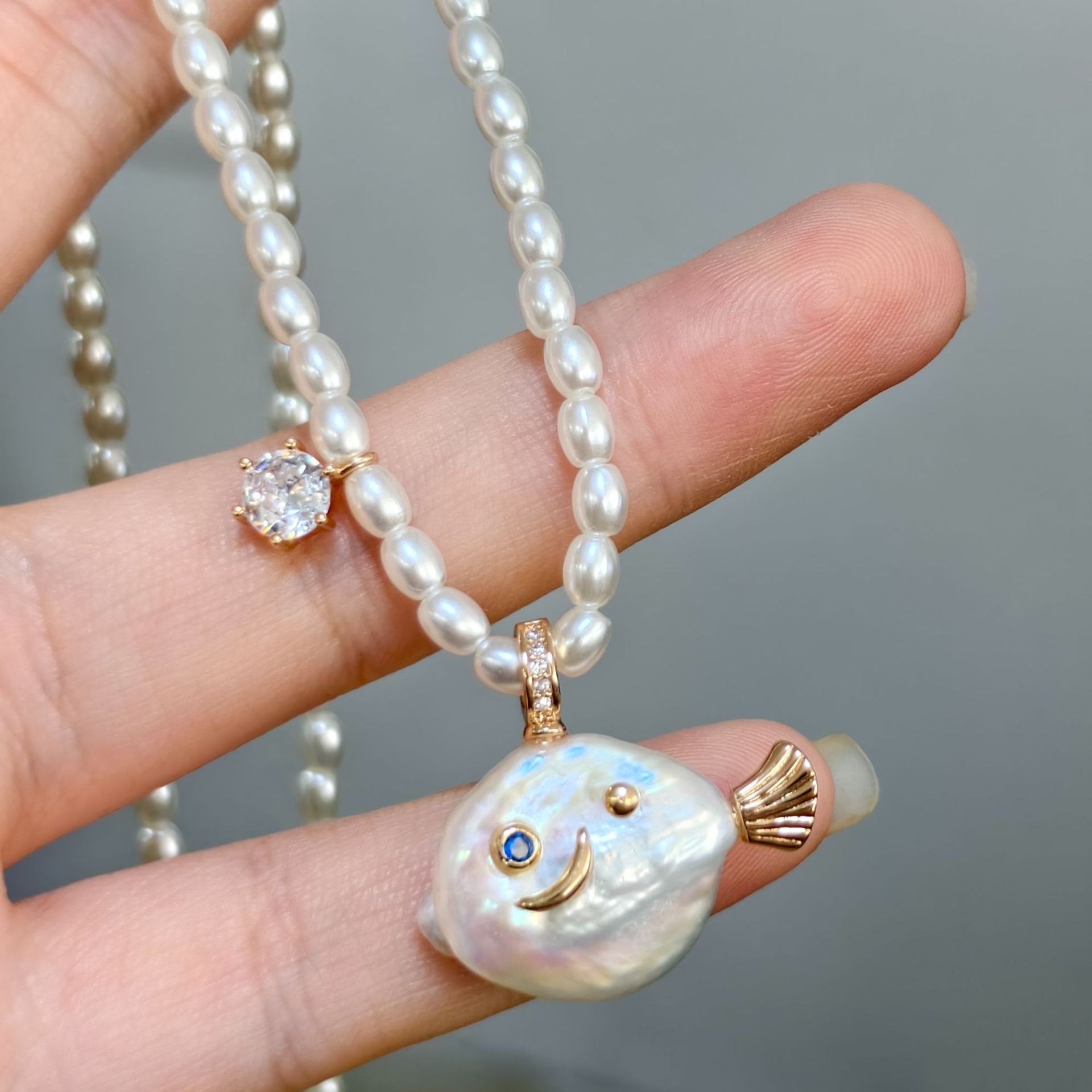 Collier poisson doré (perle naturelle+perle d'imitation)