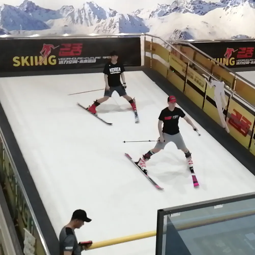 Simulador de esqui interno no centro de compras, encostas de esqui seca sem fio no centro de esportes/