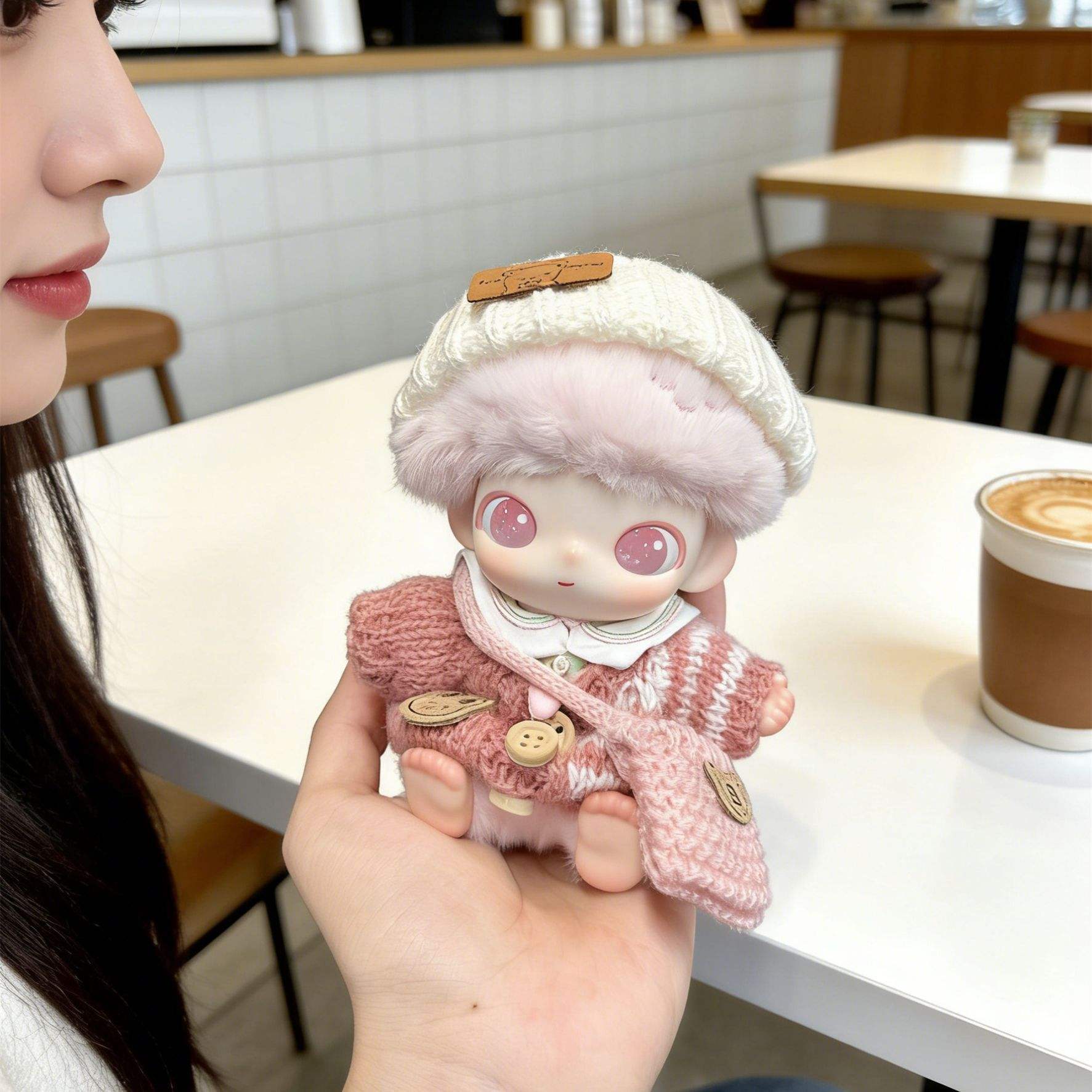 Conjunto de 3 piezas de suéter de crochet rosa.