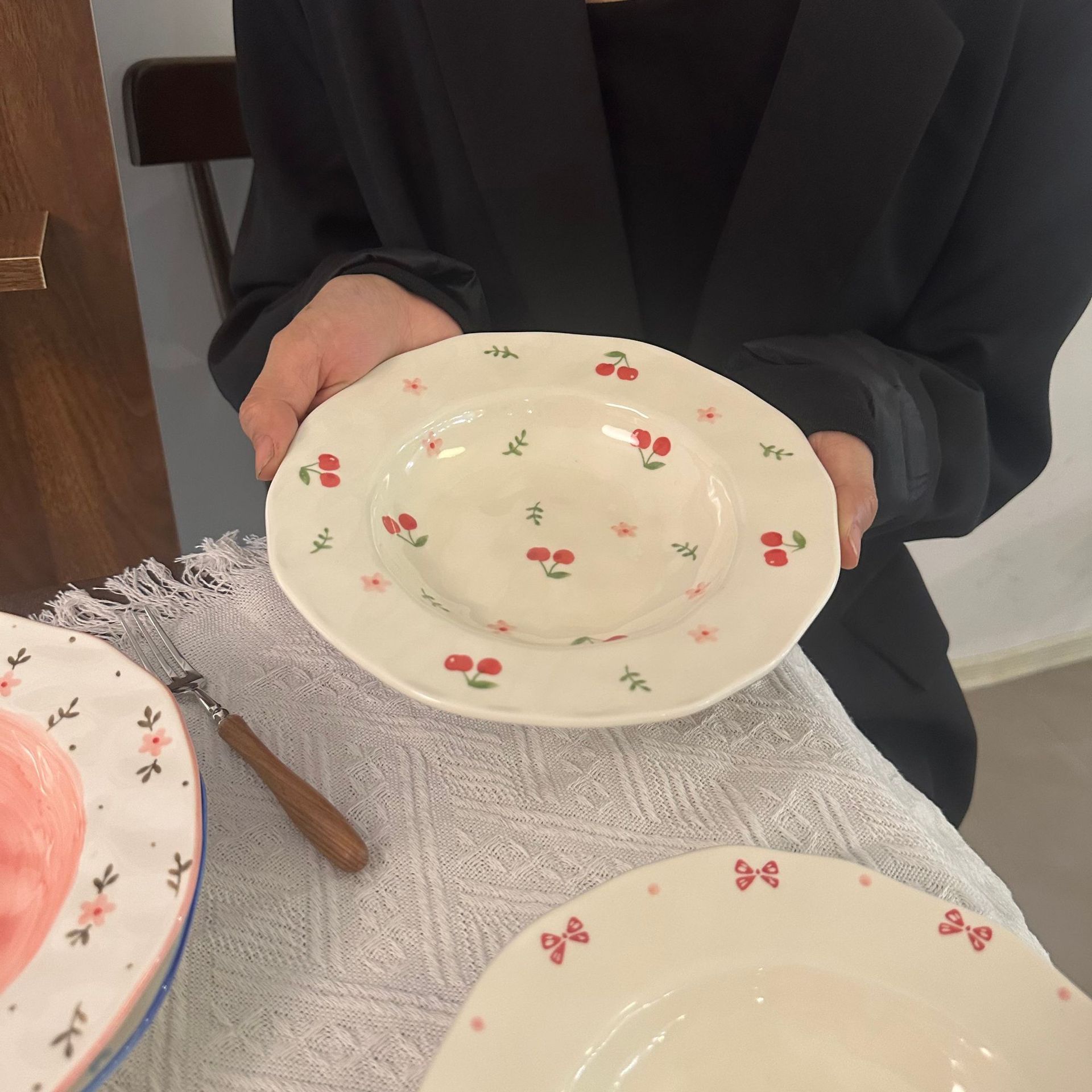 Assiette creuse pincée à la main-cerise