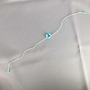 シールタグ用のエンボス加工されたロゴ印刷衣服ハングタグ付きのカスタム丸型プラスチックシールタグ - Product Image 4