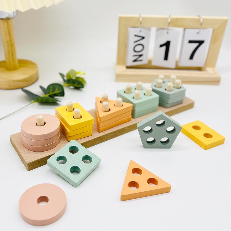Jouets assortis de colonne de forme