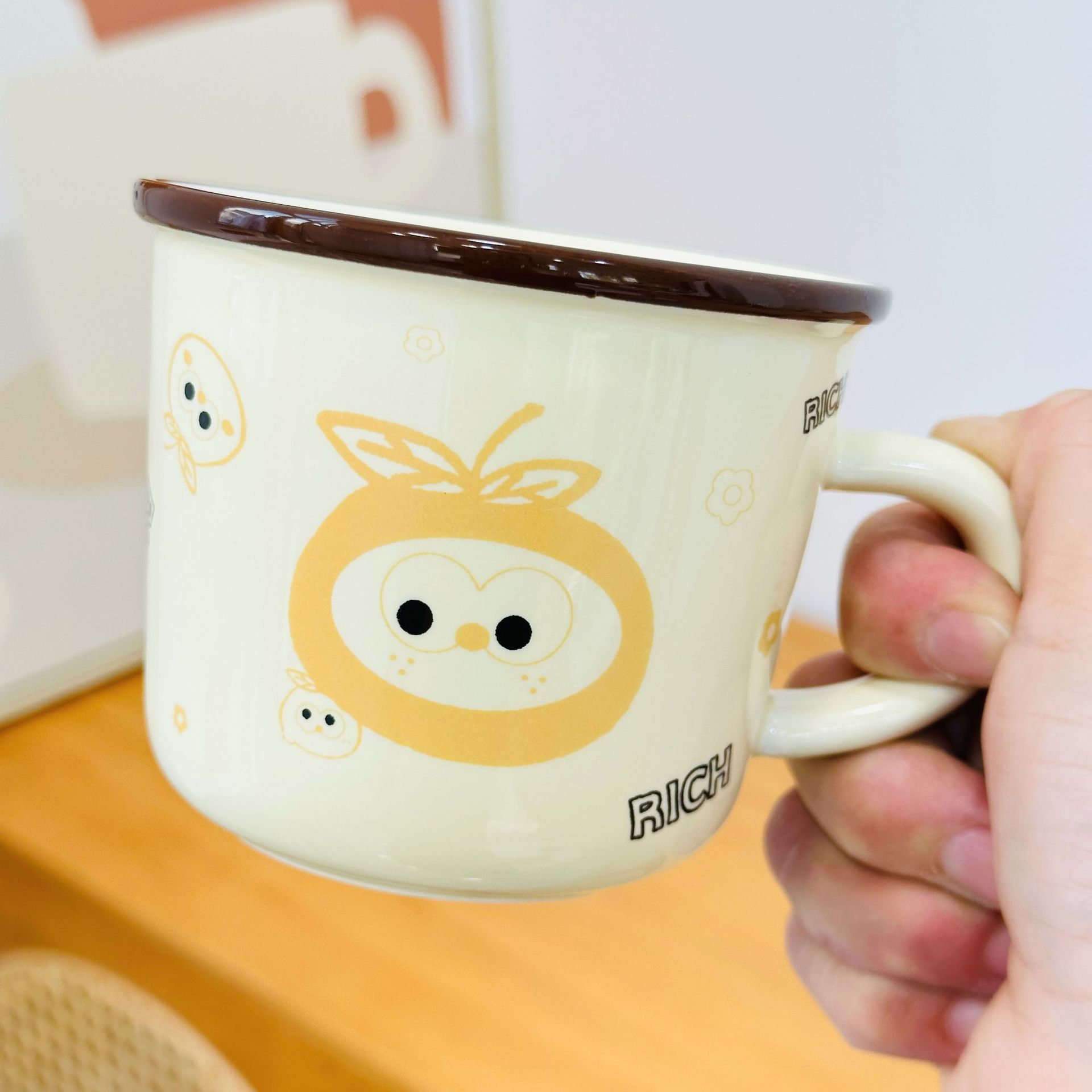 Tasse unique orange en bas à gauche