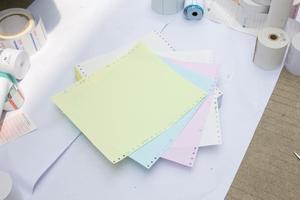 Formas impresas de papel continuo sin carbón para ordenador