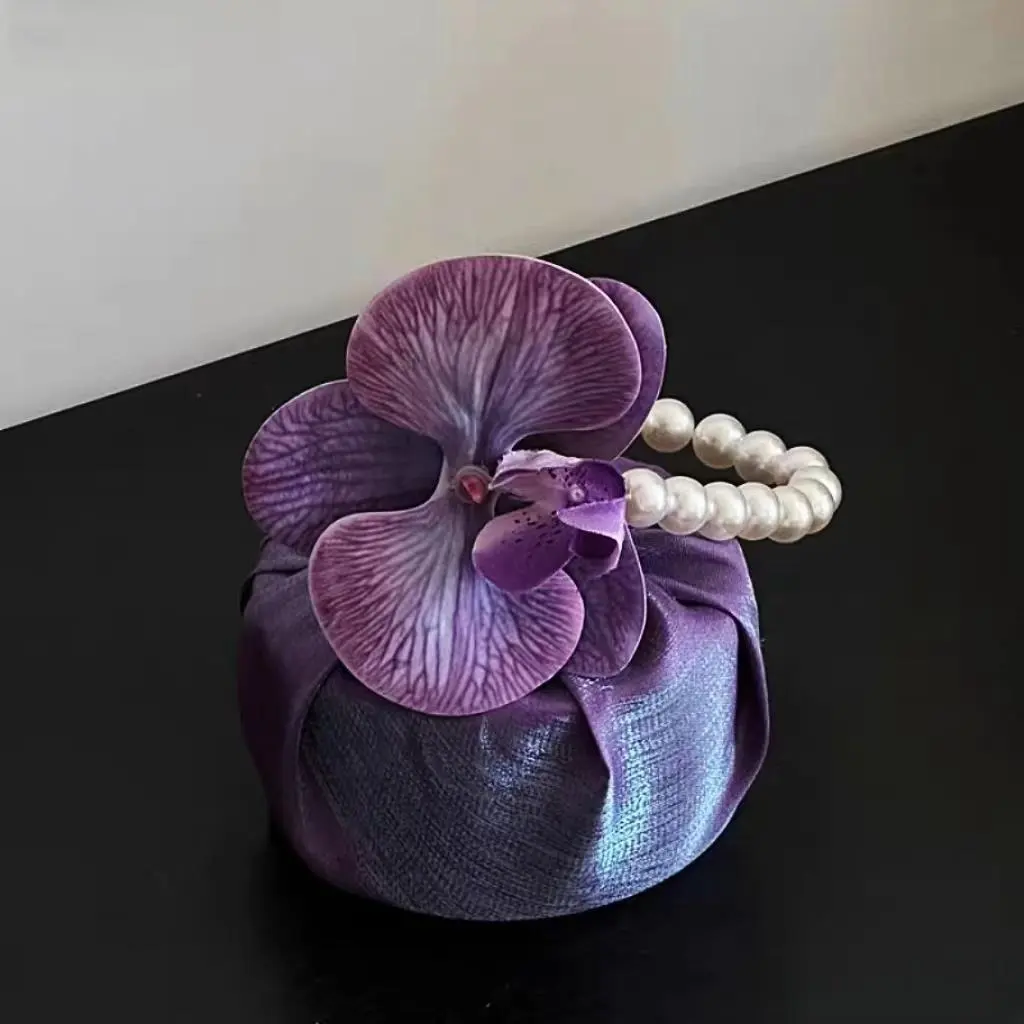 All'ingrosso orchidea avvolta con la farfalla della nappa della perla del panno di nozze regalo della damigella d'onore con le scatole regalo di plastica della caramella di mano