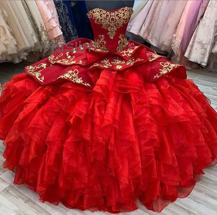 QD1570 vermelho do baile de Finalistas Quinceanera Vestidos namorada Bola Vestidos Strapless Corset Voltar com o ás de ouro Applique Em Camadas Saia de Tule Doce