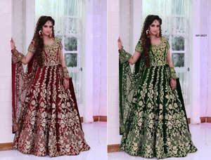 天鹅绒新娘Lehenga Choli重型刺绣作品 & 皇家精品系列