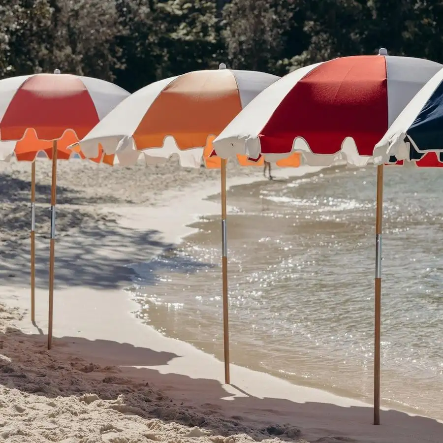 Commercio all'ingrosso personalizzato stampato palo di legno UV tela Vintage all'aperto Patio Boho ombrellone da spiaggia rosso giallo rosa bianco blu