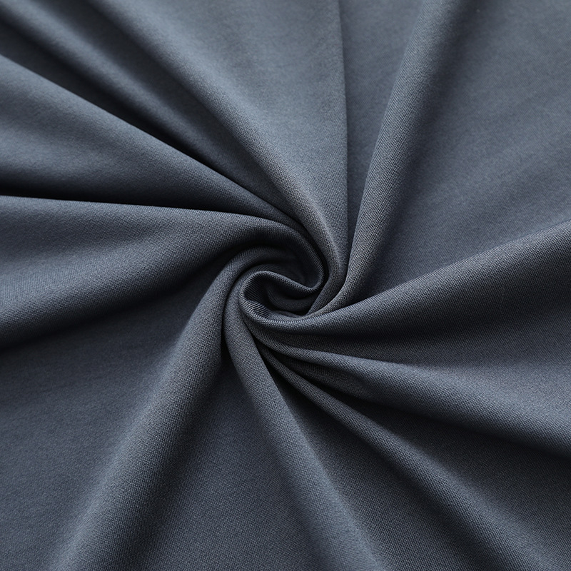 Gris oscuro