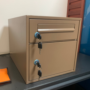 Boîte aux lettres à serrure à combinaison à clé sur pied avec caractéristiques antivol Revêtement en poudre résistant aux intempéries Livraison de colis de bureau