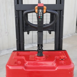 Precio al por mayor de fábrica Carga 1500kg 2000kg Elevada 1,6 M 2M Apilador eléctrico Stand-On para transporte y descarga de muelle - Product Image 5