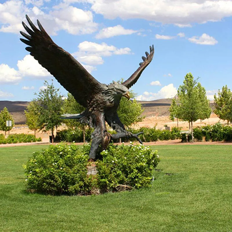 Fabrik Schlussverkauf Lebensgröße Outdoor Metallhandwerk moderne fliegende Adler Bronze-Skulptur für Gartendekoration
