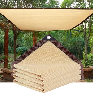 Beige Sonnenschutz netz, ein dekoratives Sonnenschutz netz für Gärten und Innenhöfe, mit aus gezeichnetem Sonnenschutz effekt.