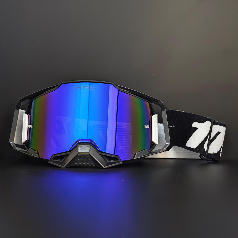 Gafas con montura negra y lentes azules.