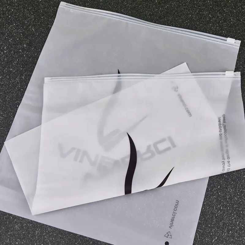कस्टम इको फ्रेंडली मैट बायोडिग्रेडेबल ज़िप लॉक बैग टी शर्ट स्विमवियर प्लास्टिक कपड़ों के लिए जिपर बैग