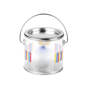 Lata transparente con base de plástico PET y mango de metal Cubo de almacenamiento de dulces vacío con impresión personalizada - Product Image 1