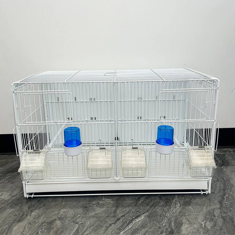 Une cage blanche avec un panneau arrière