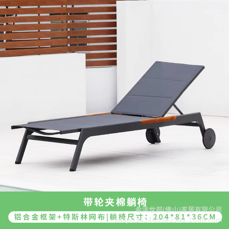 Chaise tapizada con ruedas