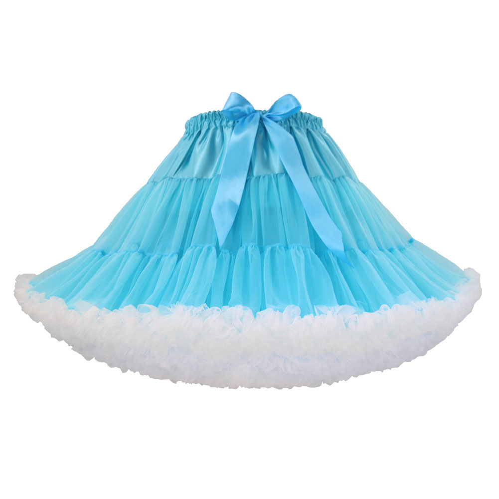 bleu clair avec ourlet blanc
