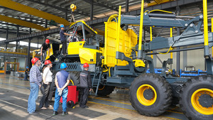Xuvol XVY18C All-Terrain-Forestry Forwarder mit hydraulischem Teleskop arm und um 360 ° drehbarem Greifer