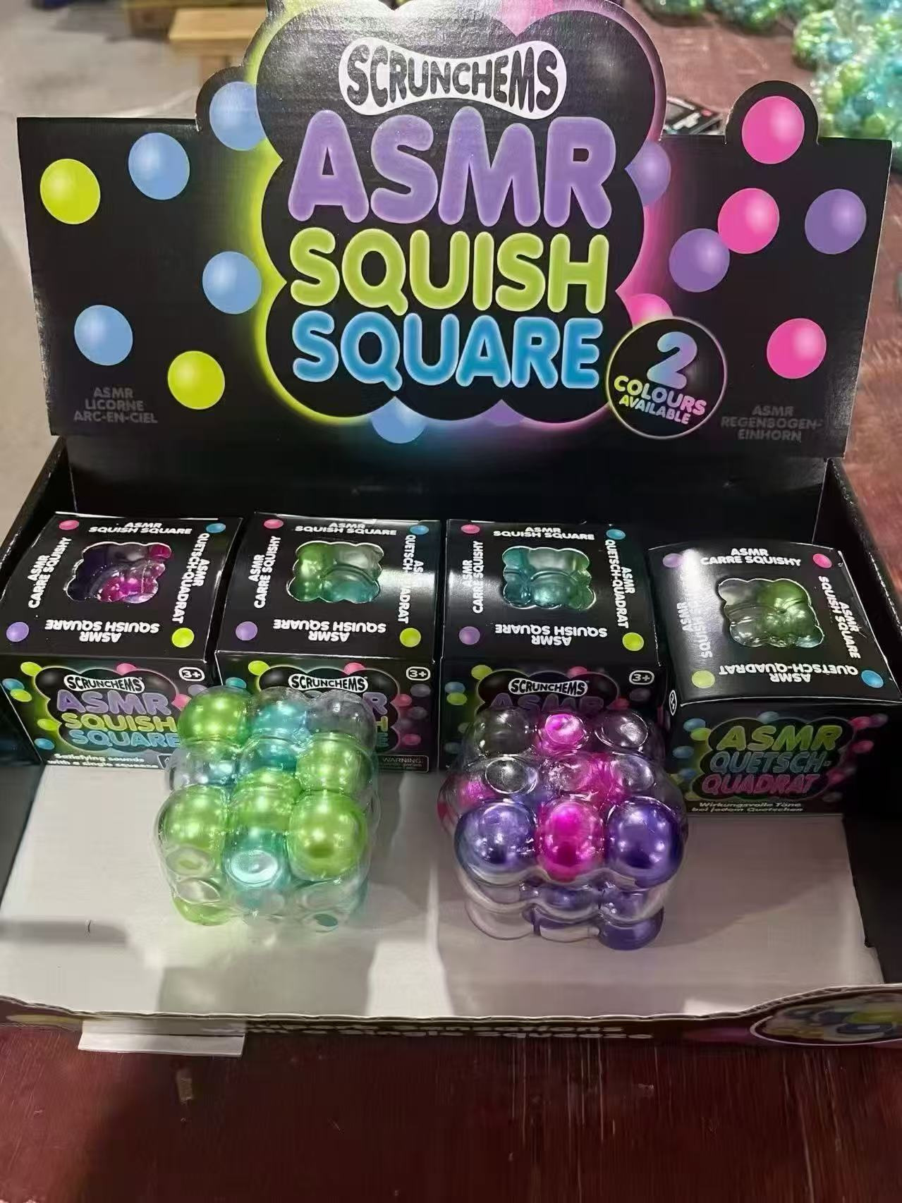 Cuentas de colores trituradas en cuadrados