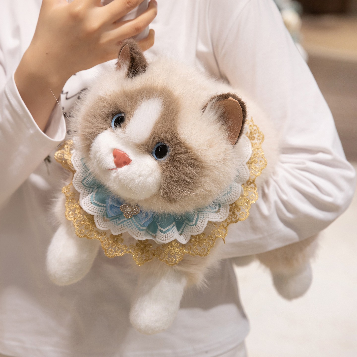 Babero de encaje color café con leche, estilo gato Ragdoll.