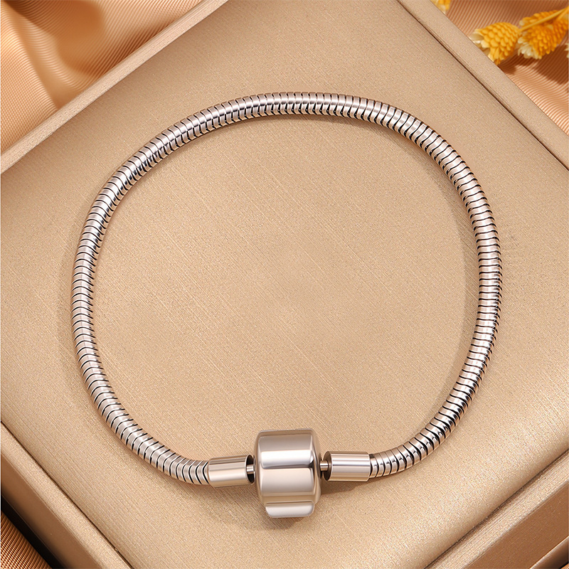 Bracciale Pandora aperto in argento con apertura a sporgenza.